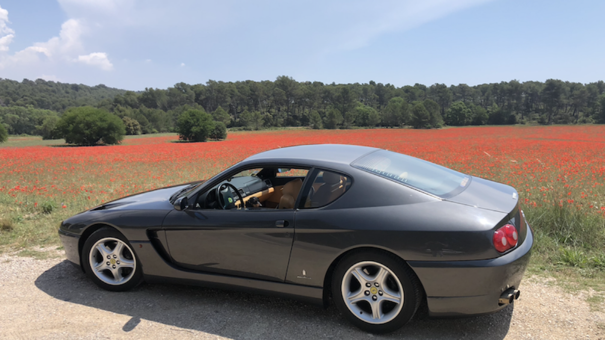 El dueño de la Ferrari GT 456 realizó maniobras imprudentes y casi provoca una tragedia enla avenida Lugones