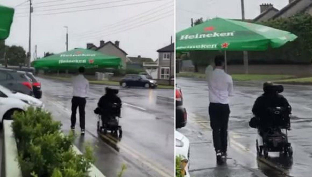 Video viral: mozo conmueve al proteger de una lluvia a un cliente en silla de ruedas.