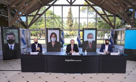 Fernández estuvo acompañado por Rodríguez Larreta y Kicilloff. Del anuncio participaron de forma virtual los gobernadores de Chaco, Jujuy y Río Negro. Fernández estuvo acompañado por Rodríguez Larreta y Kicilloff. Del anuncio participaron de forma virtual los gobernadores de Chaco, Jujuy y Río Negro.