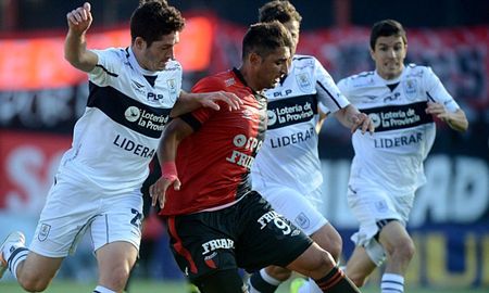 Colón no vence a Gimnasia en La Plata desde el año 2009. En aquella oportunidad fue victoria por 2 a 1 con goles de Rubén Maldonado en contra, y Ariel Garcé. José Vizcarra marcó el tanto del Lobo Colón no vence a Gimnasia en La Plata desde el año 2009. En aquella oportunidad fue victoria por 2 a 1 con goles de Rubén Maldonado en contra, y Ariel Garcé. José Vizcarra marcó el tanto del Lobo