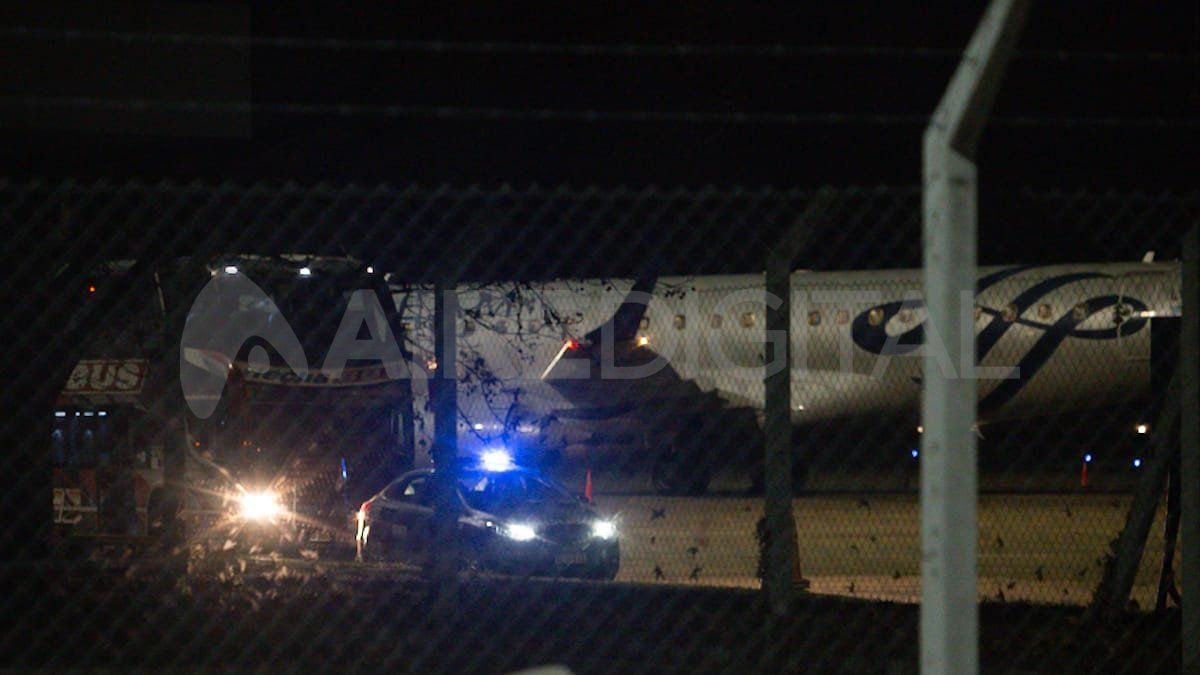 Los colectivos aguardaron en la pista de aterrizaje.