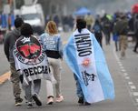 Miles de fanáticos del Indio Solari llegaron este domingo a Avellaneda para despedir a su ídolo. Miles de fanáticos del Indio Solari llegaron este domingo a Avellaneda para despedir a su ídolo.