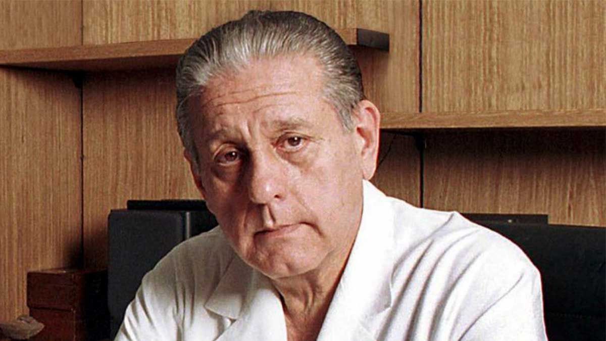 Favaloro nació en la ciudad de La Plata el 12 de julio de 1923.