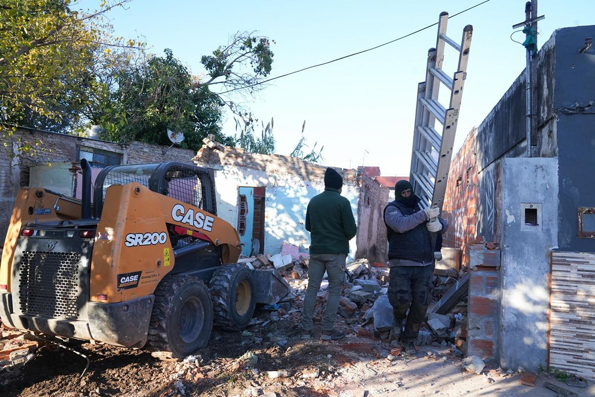 La Ley de Microtráfico, que habilita el derribo de búnkers de drogas, es una herramienta que el Gobierno de Santa Fe presenta como eje de su estrategia para reducir la violencia y recuperar territorios dominados por economías criminales. La Ley de Microtráfico, que habilita el derribo de búnkers de drogas, es una herramienta que el Gobierno de Santa Fe presenta como eje de su estrategia para reducir la violencia y recuperar territorios dominados por economías criminales.