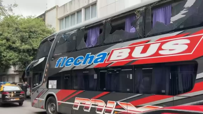 El colectivo de Peñarol terminó con los vidrios rotos en Rosario: ¿qué pasó?