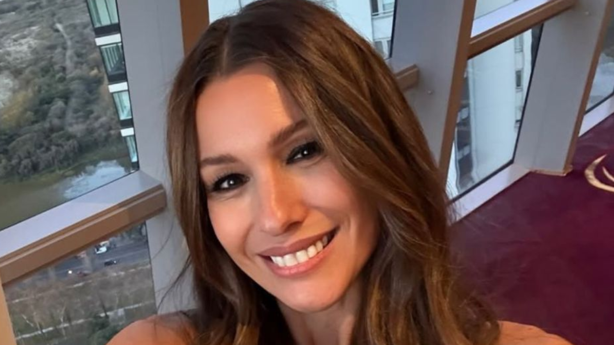 Pampita sin filtros, a cara lavada y microbikini: su look del infarto a los 47 años