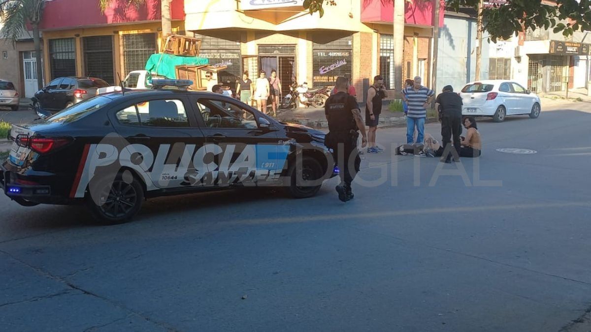 Una joven a bordo de una moto se llevó la peor parte en un accidente de tránsito