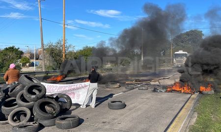 Los manifestantes quemaron cubiertas y ramas y impiden el paso de vehículos. Los manifestantes quemaron cubiertas y ramas y impiden el paso de vehículos.
