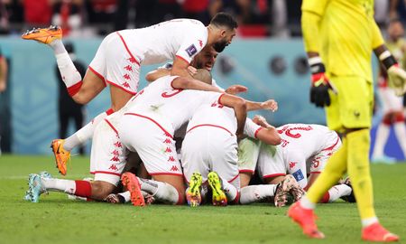 Túnez le ganó 1-0 a Francia y le arrebató el invicto en la Copa del Mundo. Los galos terminaron primeros en el Grupo D y enfrentarán al segundo del Grupo C. Túnez le ganó 1-0 a Francia y le arrebató el invicto en la Copa del Mundo. Los galos terminaron primeros en el Grupo D y enfrentarán al segundo del Grupo C.