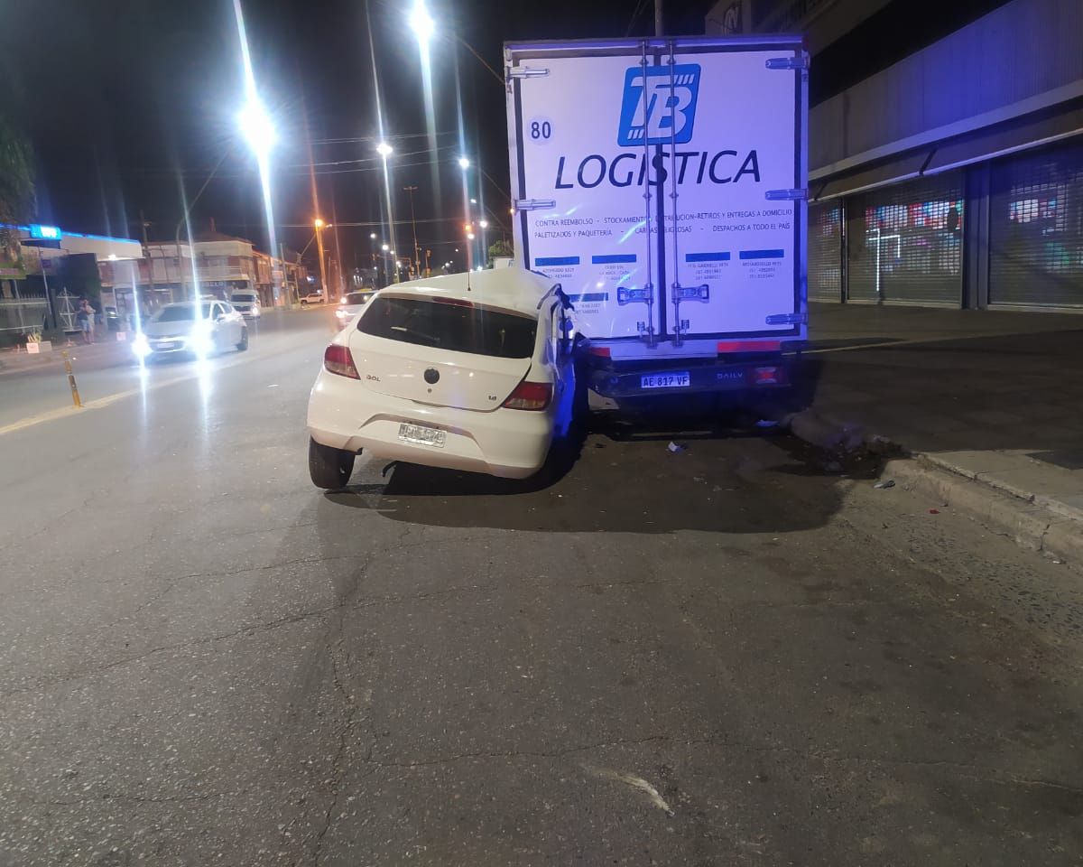 El camión se encontraba estacionado frente al local de una conocida cadena de venta de electrodomésticos, sobre Aristóbulo del Valle.
