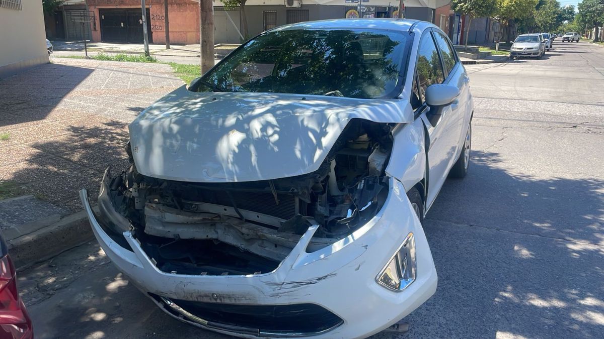 Este lunes en horas de la siesta se registró un accidente de tránsito entre un Ford Focus y una Citröen Berlingo