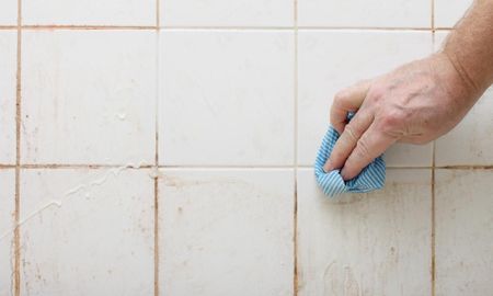 Cómo limpiar las juntas negras del baño con un truco casero. Cómo limpiar las juntas negras del baño con un truco casero.
