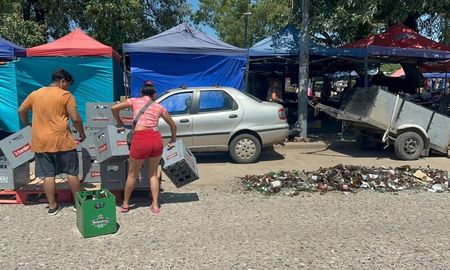 un camion volco su carga de cervezas y los feriantes de avenida blas parera ayudaron a recargar el acoplado un camion volco su carga de cervezas y los feriantes de avenida blas parera ayudaron a recargar el acoplado