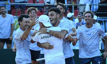 El equipo argentino celebra la clasificación al Grupo Mundial de la Copa Davis. El equipo argentino celebra la clasificación al Grupo Mundial de la Copa Davis.