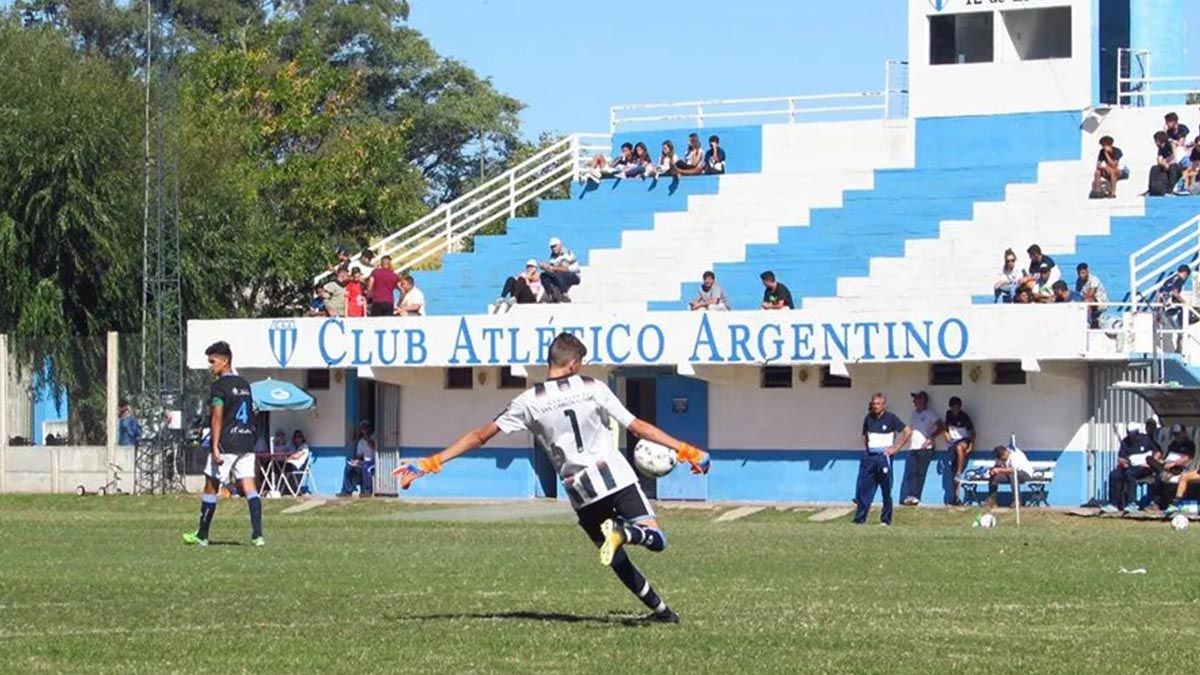 El club Argentino de San Carlos deberá pedir autorización al Consejo Federal para poder competir en la Liga Esperancina de Fútbol.