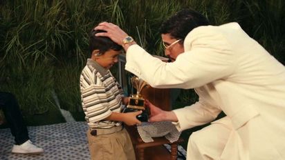 Quién es el niño al que Bad Bunny le entregó el Grammy durante el show del Super Bowl