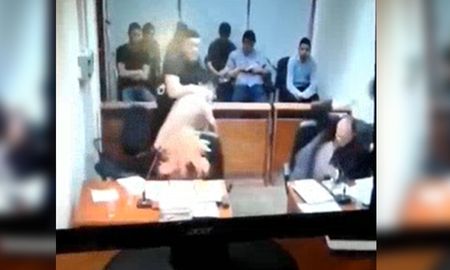 El ataque ocurrió en plena audiencia ante un juez. El ataque ocurrió en plena audiencia ante un juez.