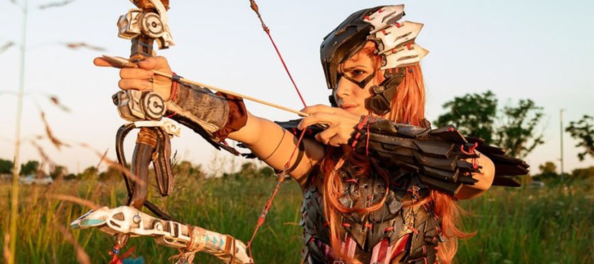 El término cosplay surge de una contracción de las palabras provenientes del inglés costume (disfraz) y play (actuar), que significa algo como “interpretar disfrazado”.