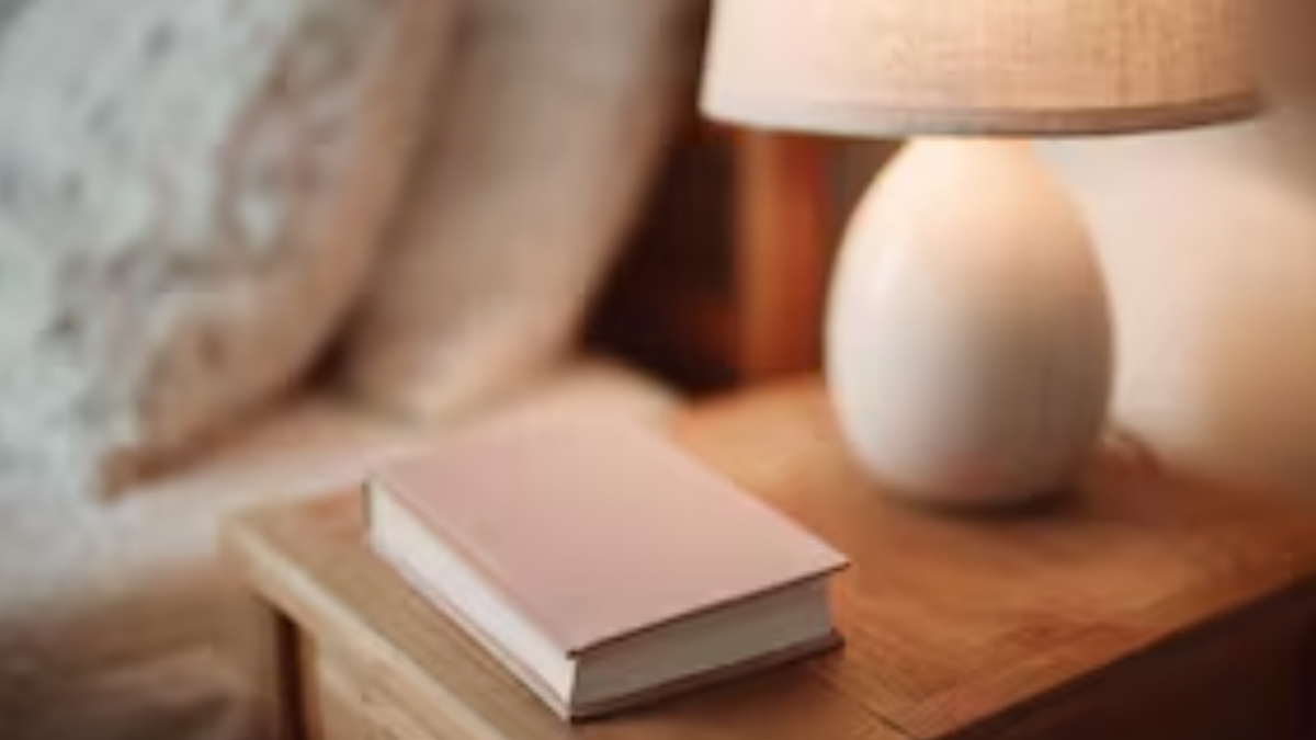El Feng Shui recomienda tener un libro en tu mesita de luz.