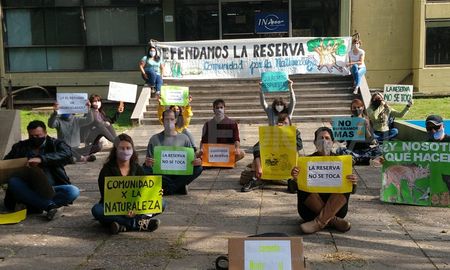 Organizaciones ambientalistas se manifestaron frente al Ministerio de Medio Ambiente, en contra de la construcción del aulario de la Ciudad Universitaria se está realizando en la reserva ecológica de la UNL. Organizaciones ambientalistas se manifestaron frente al Ministerio de Medio Ambiente, en contra de la construcción del aulario de la Ciudad Universitaria se está realizando en la reserva ecológica de la UNL.