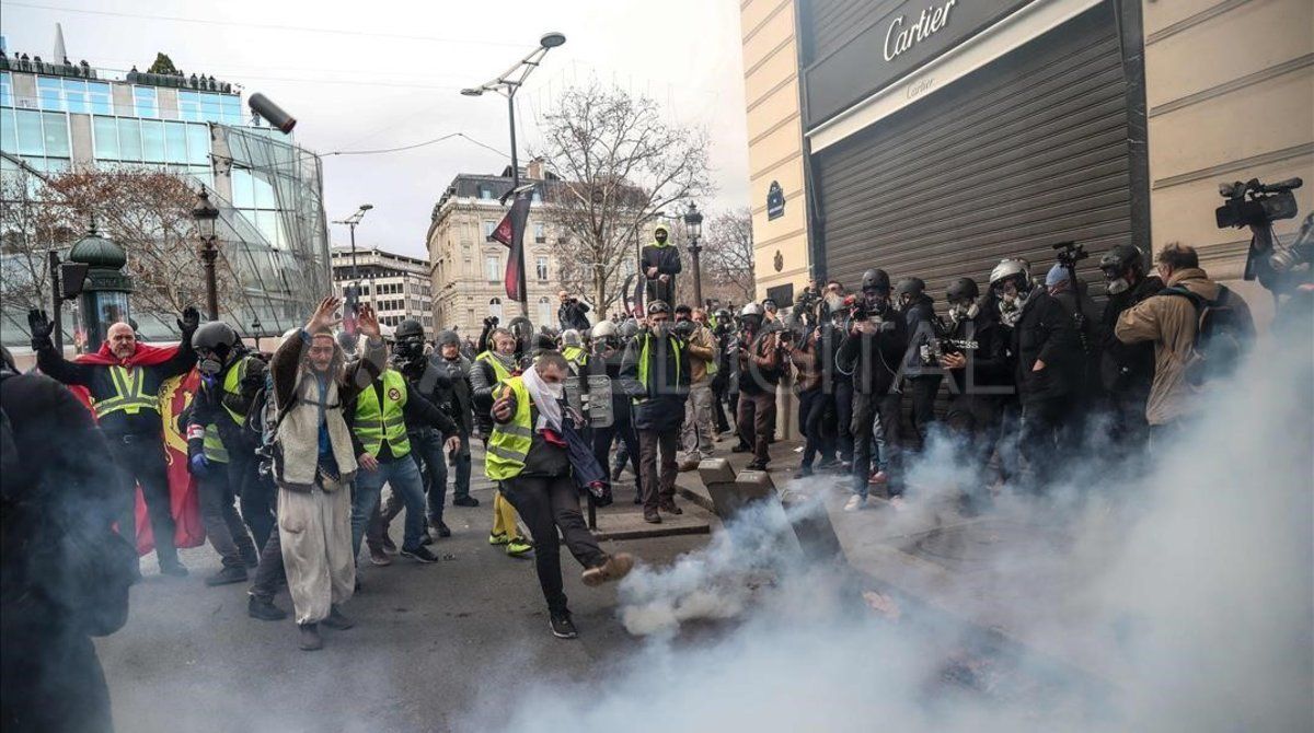 En Paris se manifestaron en contra de la muerte de un joven negro en 2016 a manos de la polic&iacute;a.&nbsp;