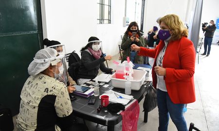 Desde el gobierno de la provincia explicaron que “en un mes, o un mes y medio” se llegaría al 40% de la población vacunada. Desde el gobierno de la provincia explicaron que “en un mes, o un mes y medio” se llegaría al 40% de la población vacunada.