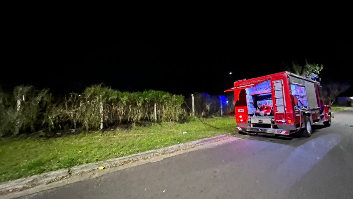 Al lugar llegaron dotaciones de los Bomberos Zapadores y efectivos de la Policía de Santa Fe, que trabajaron para sofocar las llamas. Al lugar llegaron dotaciones de los Bomberos Zapadores y efectivos de la Policía de Santa Fe, que trabajaron para sofocar las llamas.