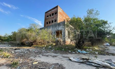 Un hombre se accidentó mientras jugaba al paintball en elpredio abandonado del ex Frigorífico Municipal deSanta Fe. Un hombre se accidentó mientras jugaba al paintball en elpredio abandonado del ex Frigorífico Municipal deSanta Fe.