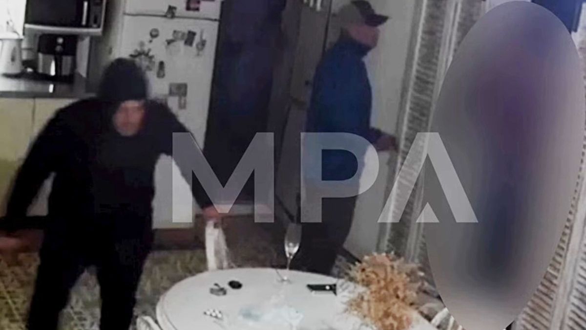 El momento en que los ladrones ingresaban a la casa de la víctima. El momento en que los ladrones ingresaban a la casa de la víctima.