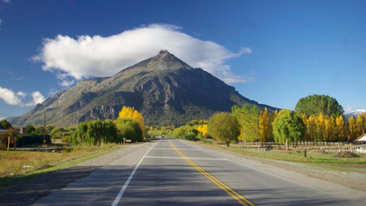 Escapada a un mágico pueblo en la Patagonia, entre montañas y aguas cristalinas