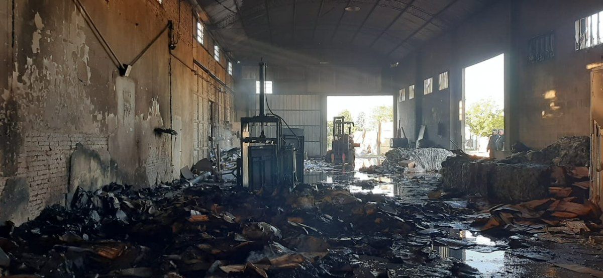 En el lugar afectado se guardaban cartones y papeles