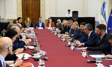 “Conversamos sobre las posibilidades que se abren para poder cooperar en materia agrícola e industrial, ciencia y tecnología, educación y cultura”, señaló el gobernador Maximiliano Pullaro tras la reunión con la delegación del parlamento europeo. “Conversamos sobre las posibilidades que se abren para poder cooperar en materia agrícola e industrial, ciencia y tecnología, educación y cultura”, señaló el gobernador Maximiliano Pullaro tras la reunión con la delegación del parlamento europeo.