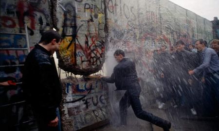 Aire de Santa Fe | caida del muro de berlín