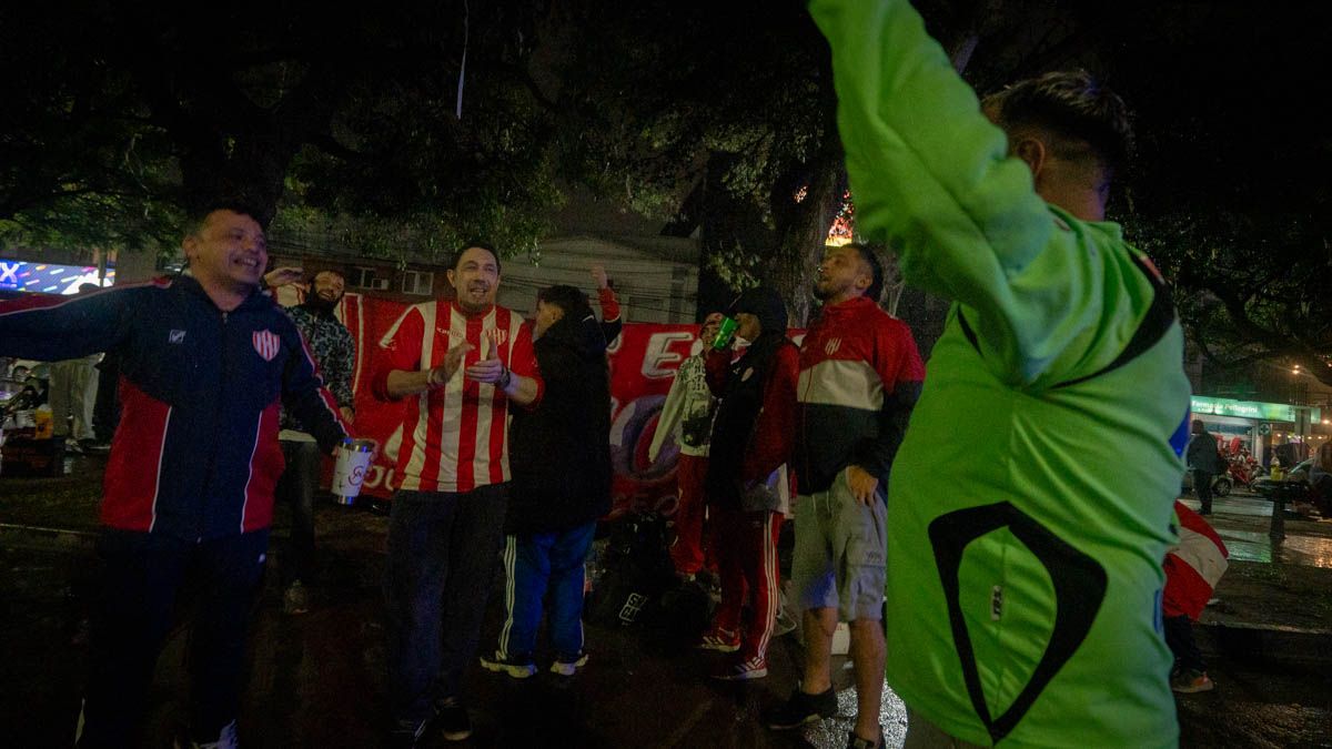 Desde las 21, los hinchas de Unión comenzaron a copar las calles. Desde las 21, los hinchas de Unión comenzaron a copar las calles.
