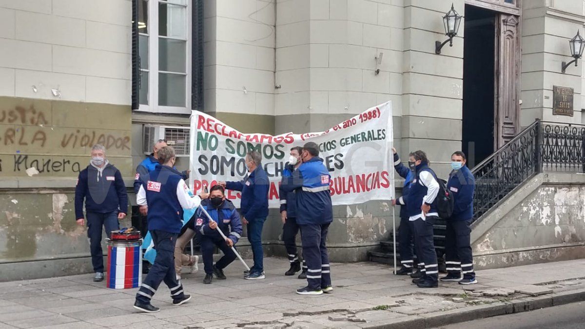 La situación se da en toda la provincia de Santa Fe, pero se agudiza en Rosario ya que, en algunos casos, las ambulancias del 107 deben ser conducidas por los mismos enfermeros.