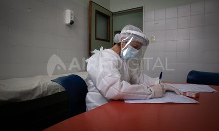 Por medio de dos resoluciones, el ministro de Salud, Ginés González García, prorrogó los plazos de las residencias de estudiantes de medicina y aumentó el incentivo de capacitación mensual a unos $30.000. Por medio de dos resoluciones, el ministro de Salud, Ginés González García, prorrogó los plazos de las residencias de estudiantes de medicina y aumentó el incentivo de capacitación mensual a unos $30.000.