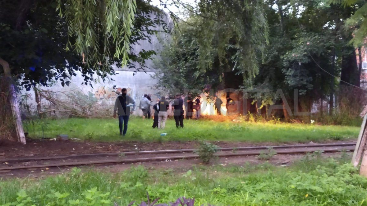 El cuerpo fue hallado en un baldío pegado a las vías del tren en Pasaje Irala al 3000.