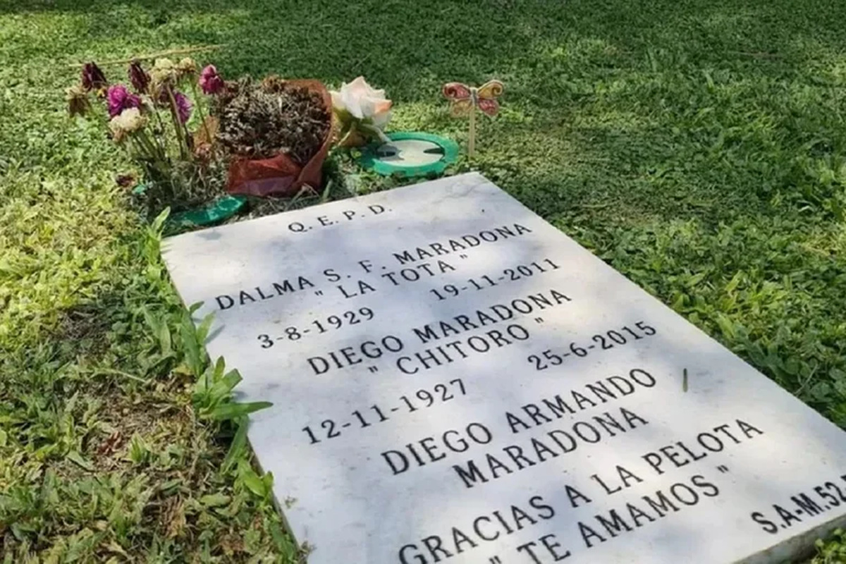Hace algunos d&iacute;as, una usuaria de Twitter comparti&oacute; una foto de la tumba de Diego Maradona.