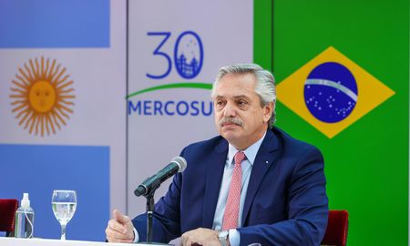 Argentina, Brasil y Paraguay firmaron un comunicado en el que se comprometen a una revisión del Arancel Externo Común del bloque. Argentina, Brasil y Paraguay firmaron un comunicado en el que se comprometen a una revisión del Arancel Externo Común del bloque.