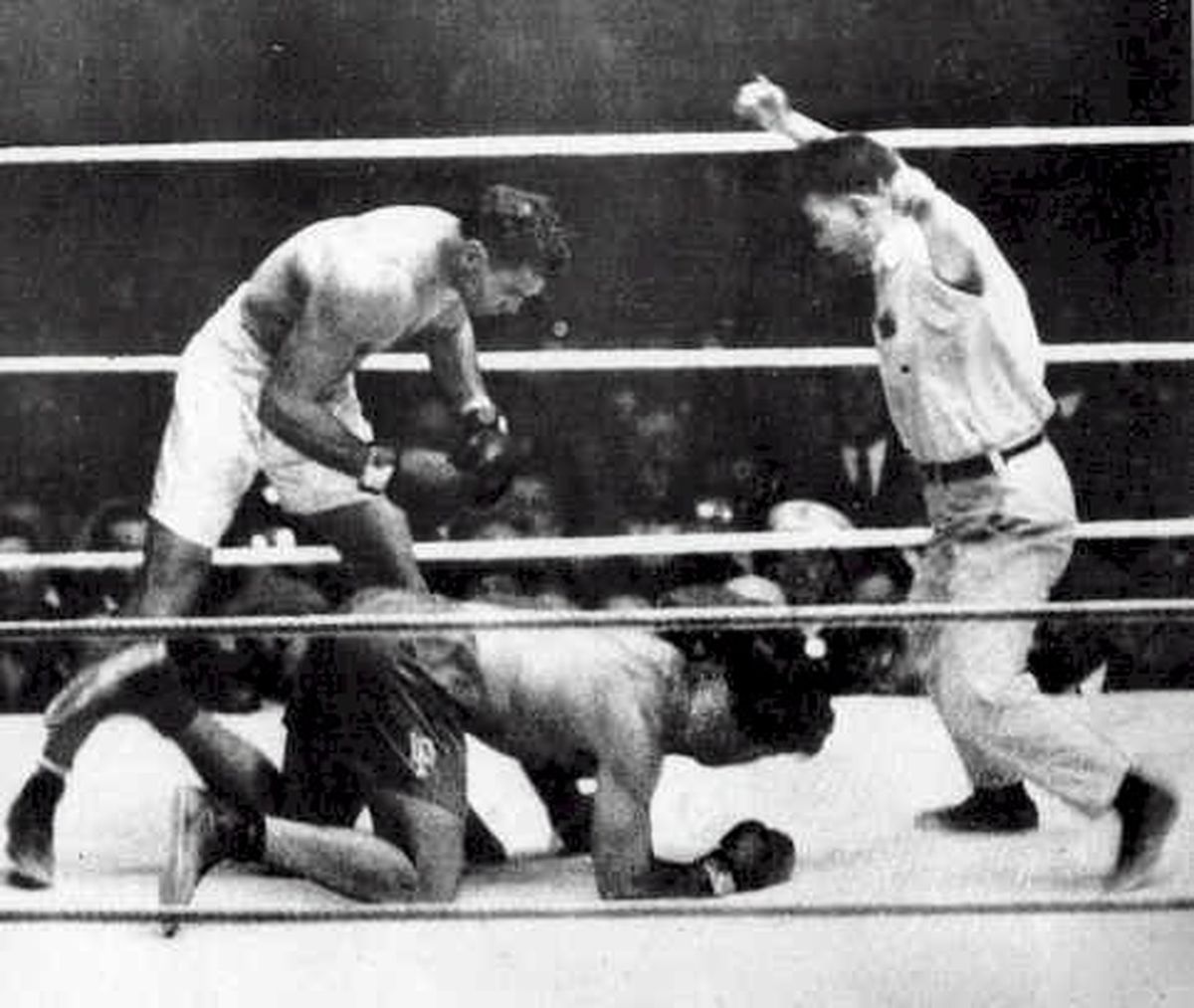 En el primer round, Firpo cayó ¡siete veces! y, otras tantas, se levantó. En 1923, no existía la cuenta de protección de ocho segundos; tampoco, tres caídas en un mismo asalto determinaban el nocaut automático y, además, quien derribaba a su rival, no se iba a un rincón neutral, como en la actualidad: esperaba al lado de su adversario el cual, apenas se levantaba –incluso semiagazapado–, recibía una nueva andanada de golpes. En el primer round, Firpo cayó ¡siete veces! y, otras tantas, se levantó. En 1923, no existía la cuenta de protección de ocho segundos; tampoco, tres caídas en un mismo asalto determinaban el nocaut automático y, además, quien derribaba a su rival, no se iba a un rincón neutral, como en la actualidad: esperaba al lado de su adversario el cual, apenas se levantaba –incluso semiagazapado–, recibía una nueva andanada de golpes.