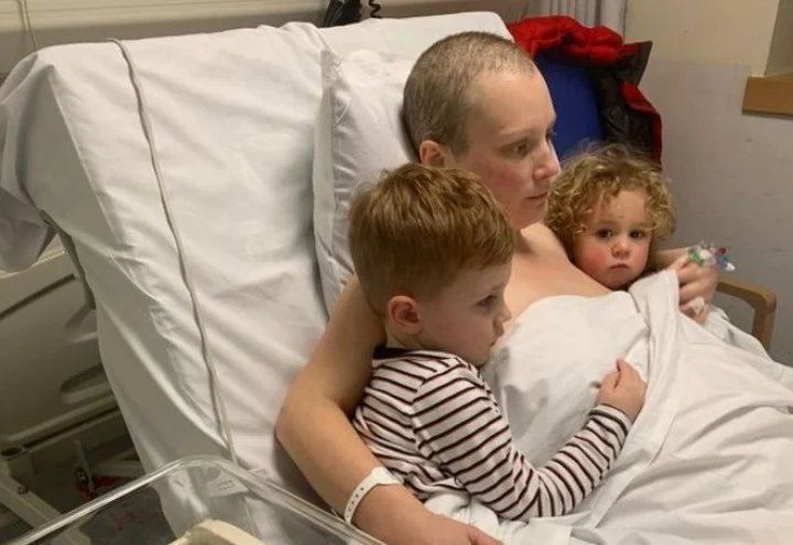 Noah, de 5 años y Ezra de 3, dos de los hijos de Roberta