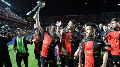 Colón festejó el título y cerró la noche gloriosa de San Juan con su gente