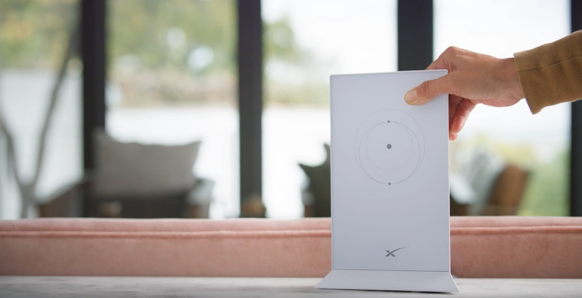 El módem se coloca en la vivienda o lugar en donde se quiera usar la Internet de Starlink. El módem se coloca en la vivienda o lugar en donde se quiera usar la Internet de Starlink.