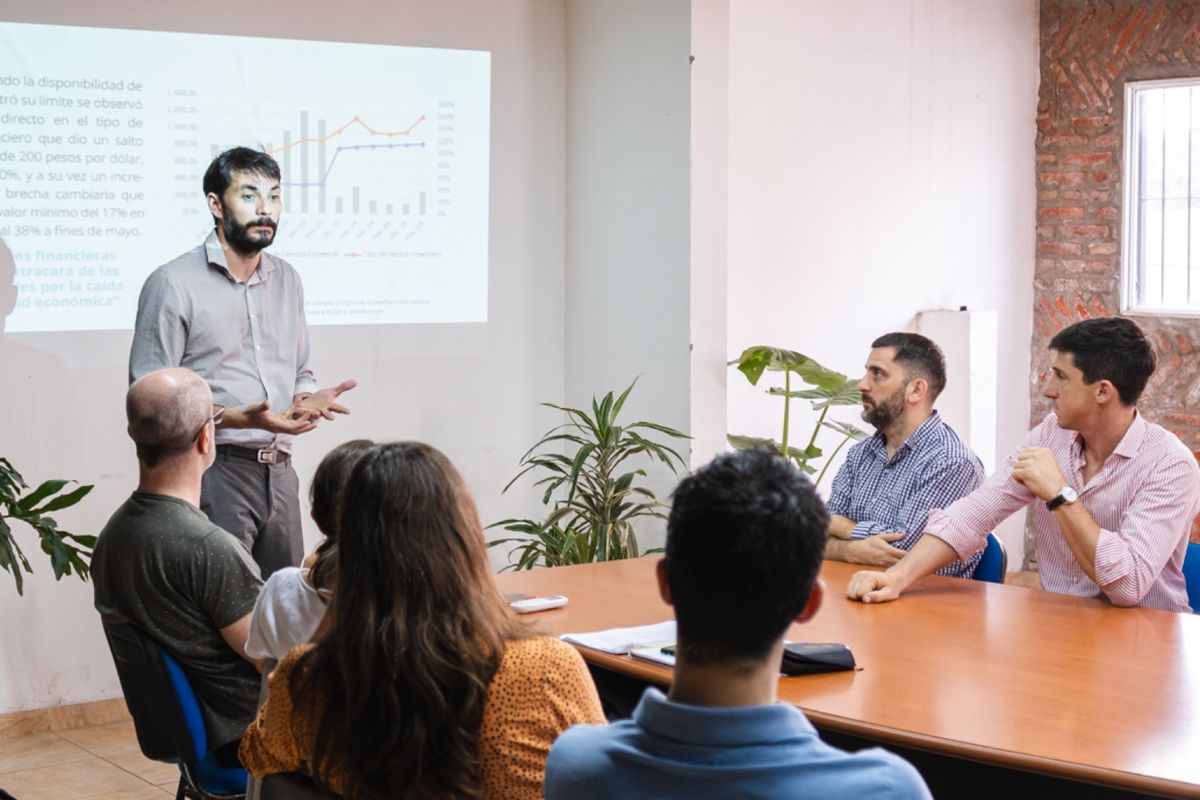 El Centro Cultural y de Estudios DEMOS presentó el segundo informe denominado “La macro en la mira”.
