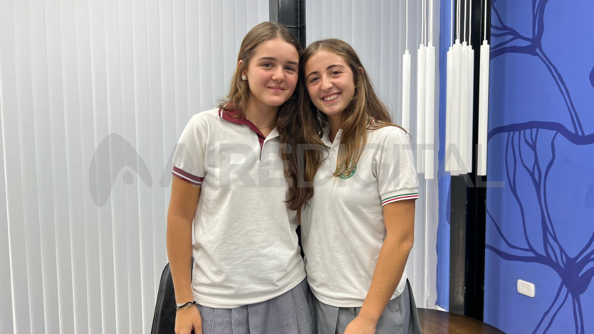 Emilia Vidoz junto a Clara Dodorico, jugadoras convocadas para la concentración juvenil de la Confederación Argentina de Hockey, mano a mano con AIRE.