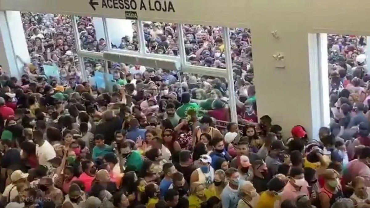 Descontrol y avalancha de gente en la apertura de un shopping en Brasil