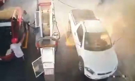 Usaba el celular mientras cargaba nafta y se le prendió fuego la camioneta Usaba el celular mientras cargaba nafta y se le prendió fuego la camioneta