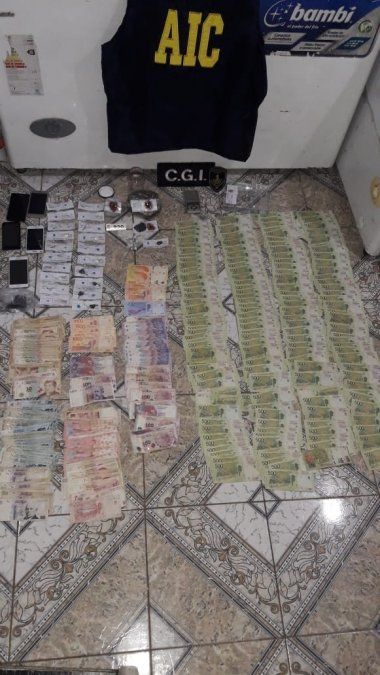 En la casa allanada incautaron 32 envoltorios de cocaína con un peso total de 20 gramos; 75 gramos de cogollos de marihuana; un envoltorio con picadura de marihuana y 20 gramos de cogollos de marihuana