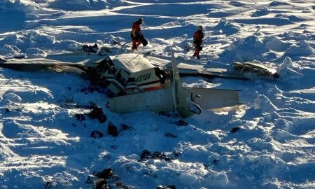 Restos del avión perdido en Alaska muestran fuselaje destrozado y escombros sobre el hielo. Restos del avión perdido en Alaska muestran fuselaje destrozado y escombros sobre el hielo.