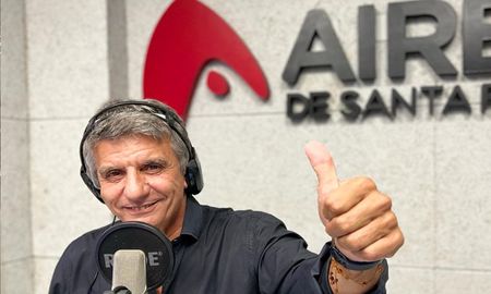 Luis Mino, director del Grupo AIRE y conductor de Ahora Vengo, recordó las mejores anécdotas de la radio junto a los periodistas, movileros y operadores que lo acompañaron desde el 1 de diciembre del 2008. Luis Mino, director del Grupo AIRE y conductor de Ahora Vengo, recordó las mejores anécdotas de la radio junto a los periodistas, movileros y operadores que lo acompañaron desde el 1 de diciembre del 2008.